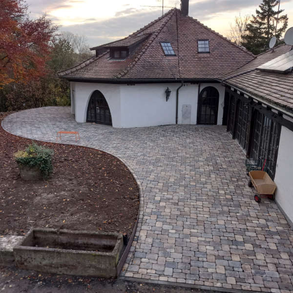 Großzügige Terrasse gepflastert mit Heilbronner Antik in Allgäuerverband.